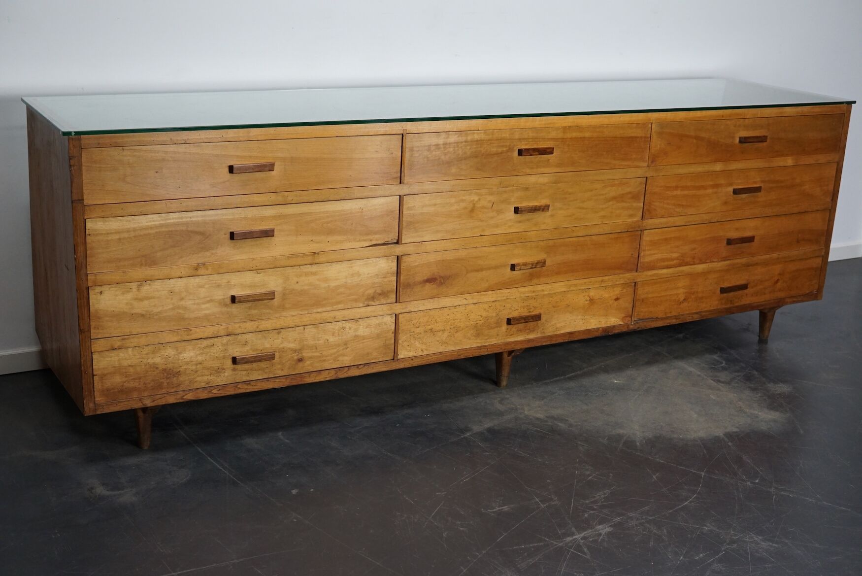 Armoire ou comptoir de mercerie en noyer espagnol vintage, années 1960