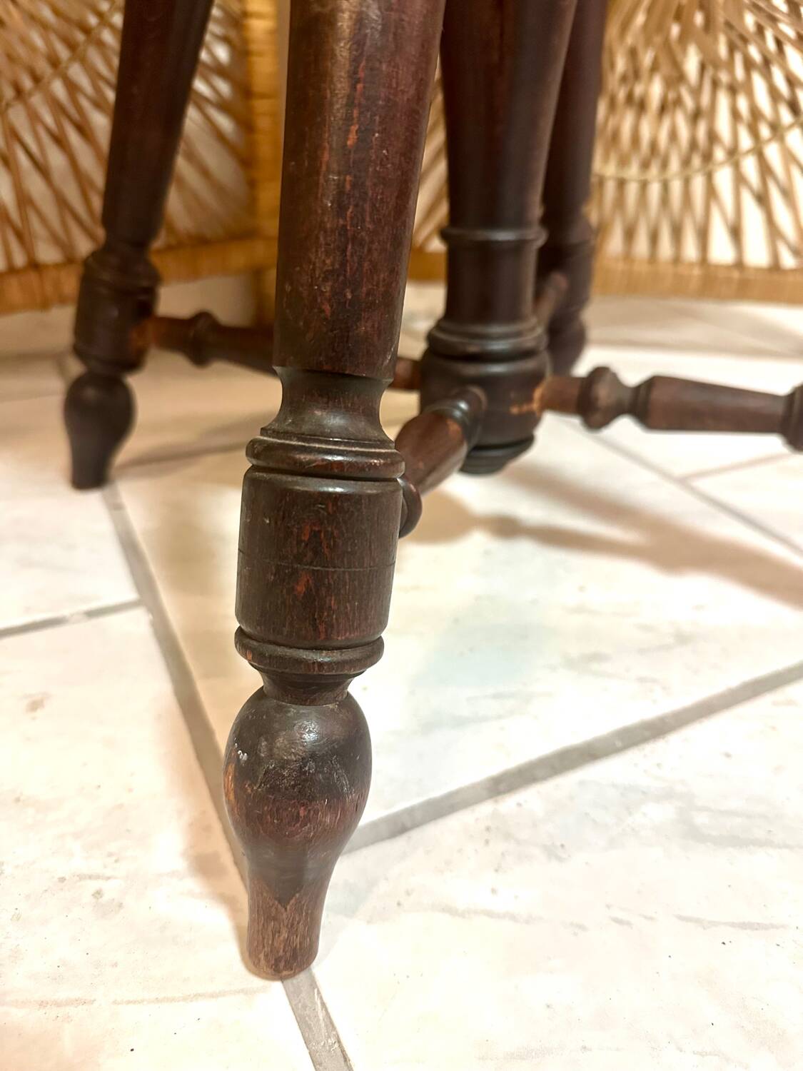 Antique adjustable piano stool in turned wood