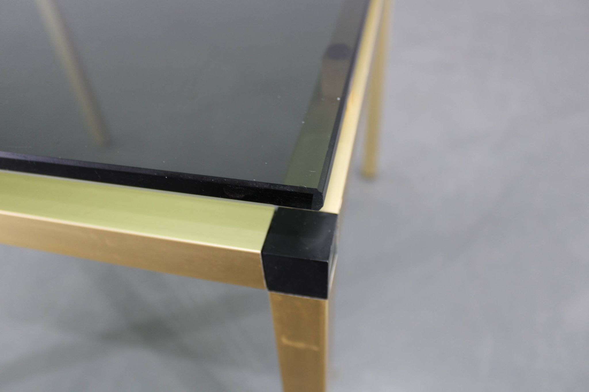 Table basse italienne des années 1970 avec finition en laiton et plateau en verre fumé