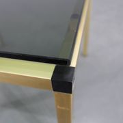 Table basse italienne des années 1970 avec finition en laiton et plateau en verre fumé