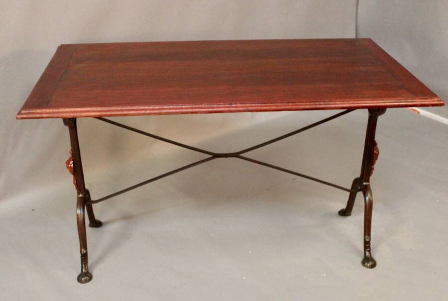 9 tables bistrot en bois et fer forgé, 1900