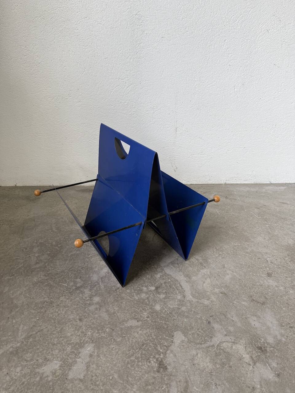 Memphis 80s Magazine Rack