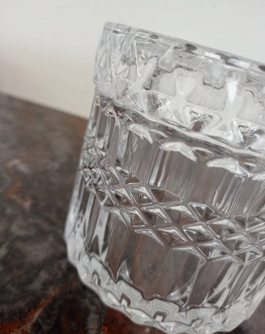 Boite en verre ciselé