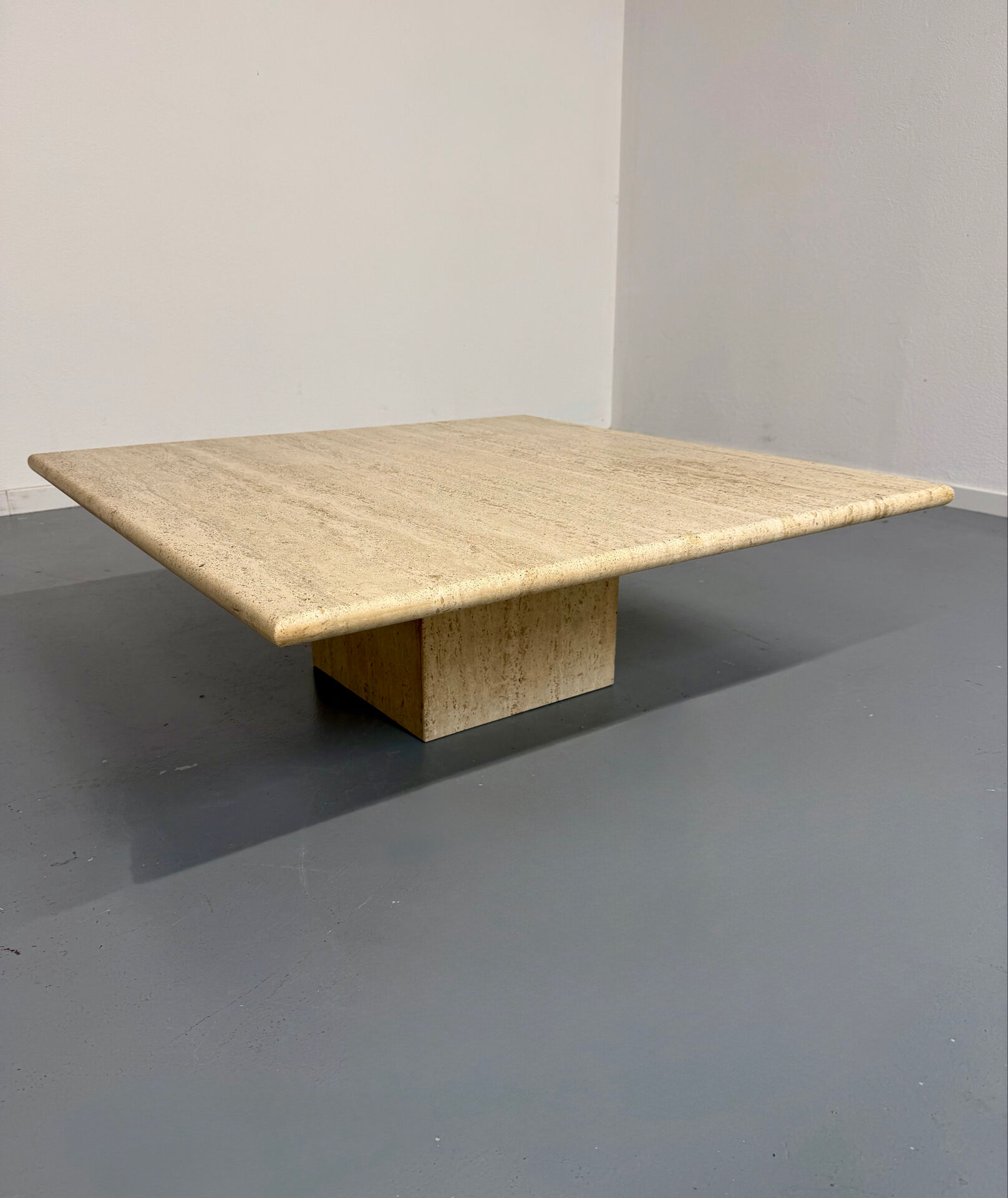Italian coffee table in travertine, Roche Bobois edition, 70s/80s.