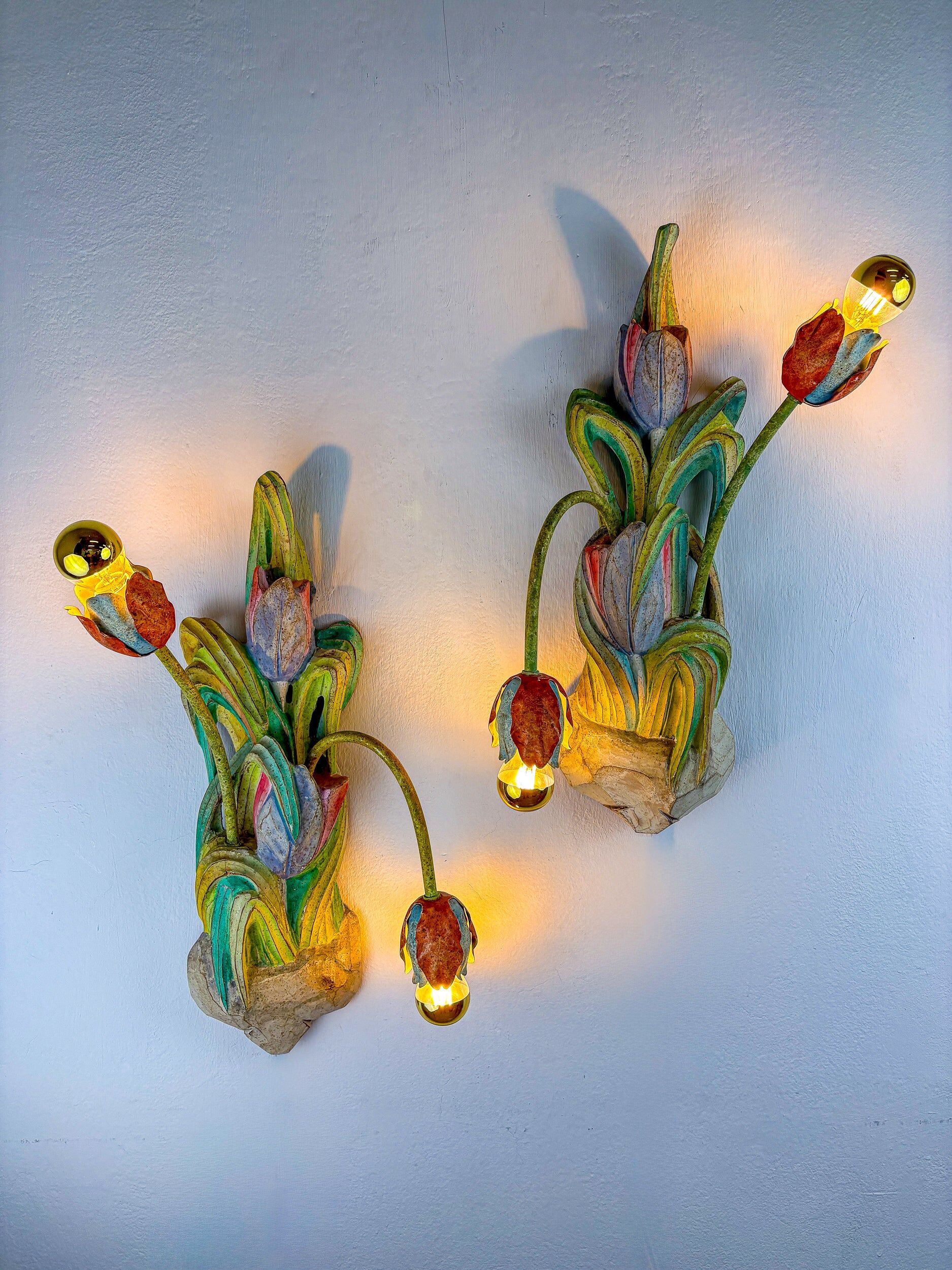 Paire de appliques italiennes en forme de tulipe et de feuille, bras en bois polychrome et métal, années 1960.