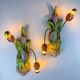 Paire de appliques italiennes en forme de tulipe et de feuille, bras en bois polychrome et métal, années 1960.