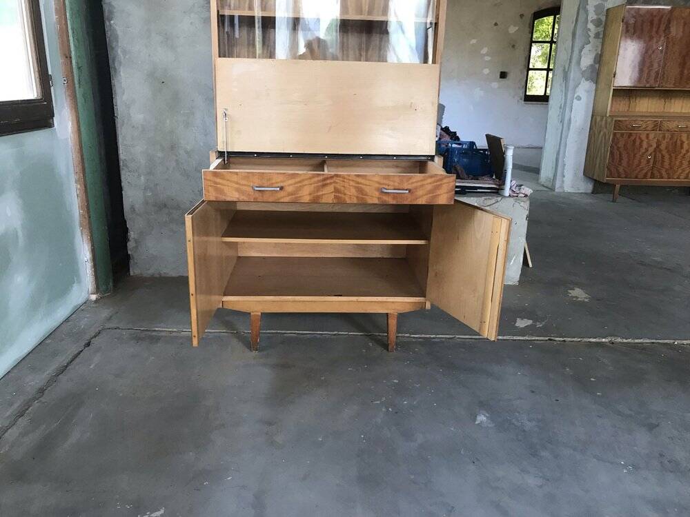 Armoire vitrifiée mid-century en bois marron à pieds effilés et placage décoratif, 1960s