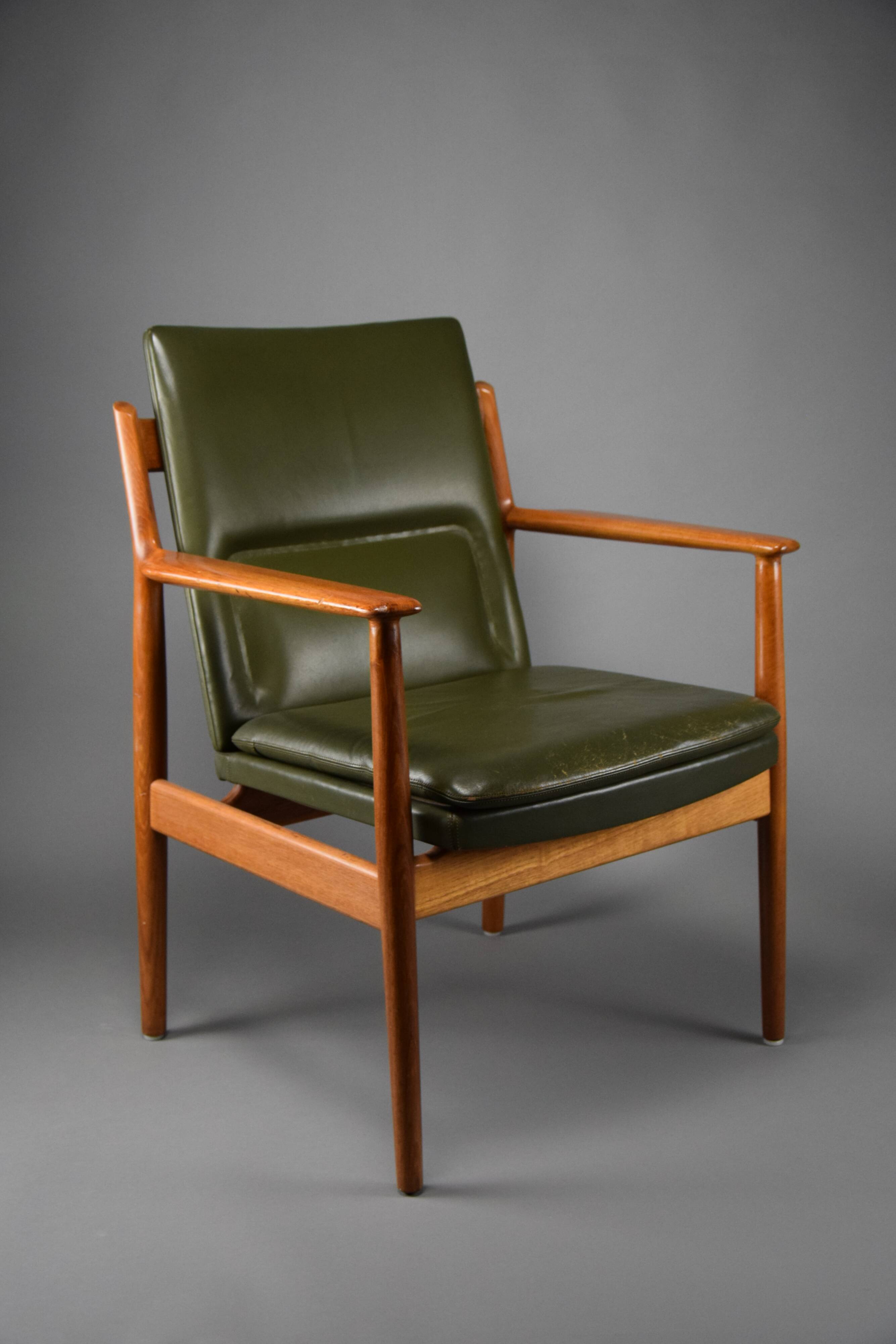 Fauteuil danois moderne du milieu du siècle, vert olive, modèle 431 par Arne Vodder