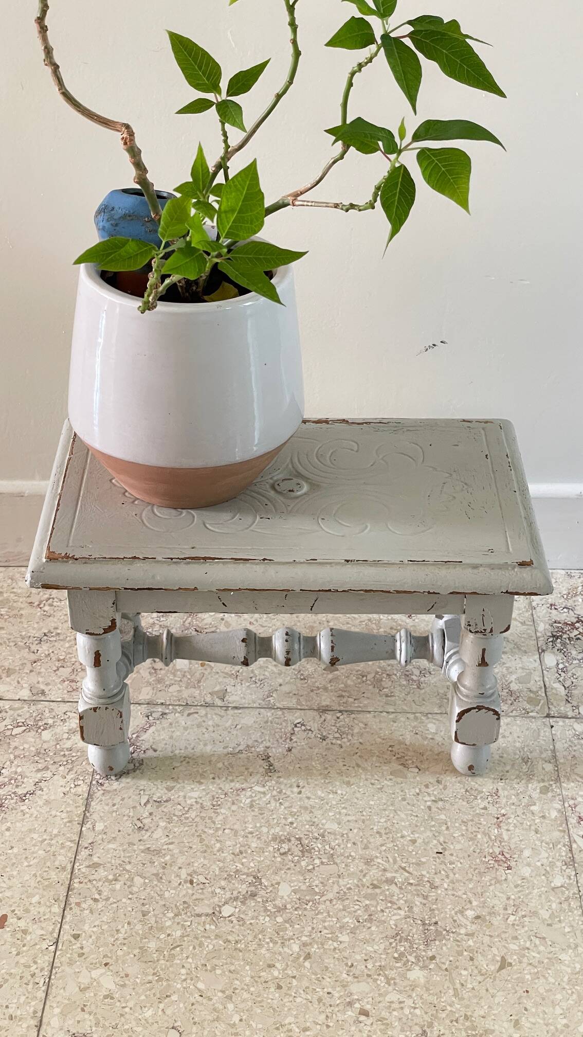 Tabouret vintage gris perle patiné