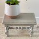 Tabouret vintage gris perle patiné