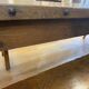 Table de ferme avec ses 2 bancs.