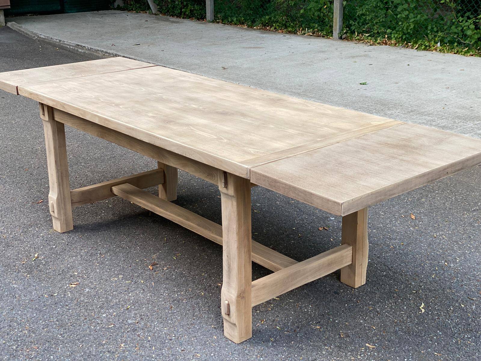 Extensible farmhouse dining table stripped in raw solid oak from the 1970s.