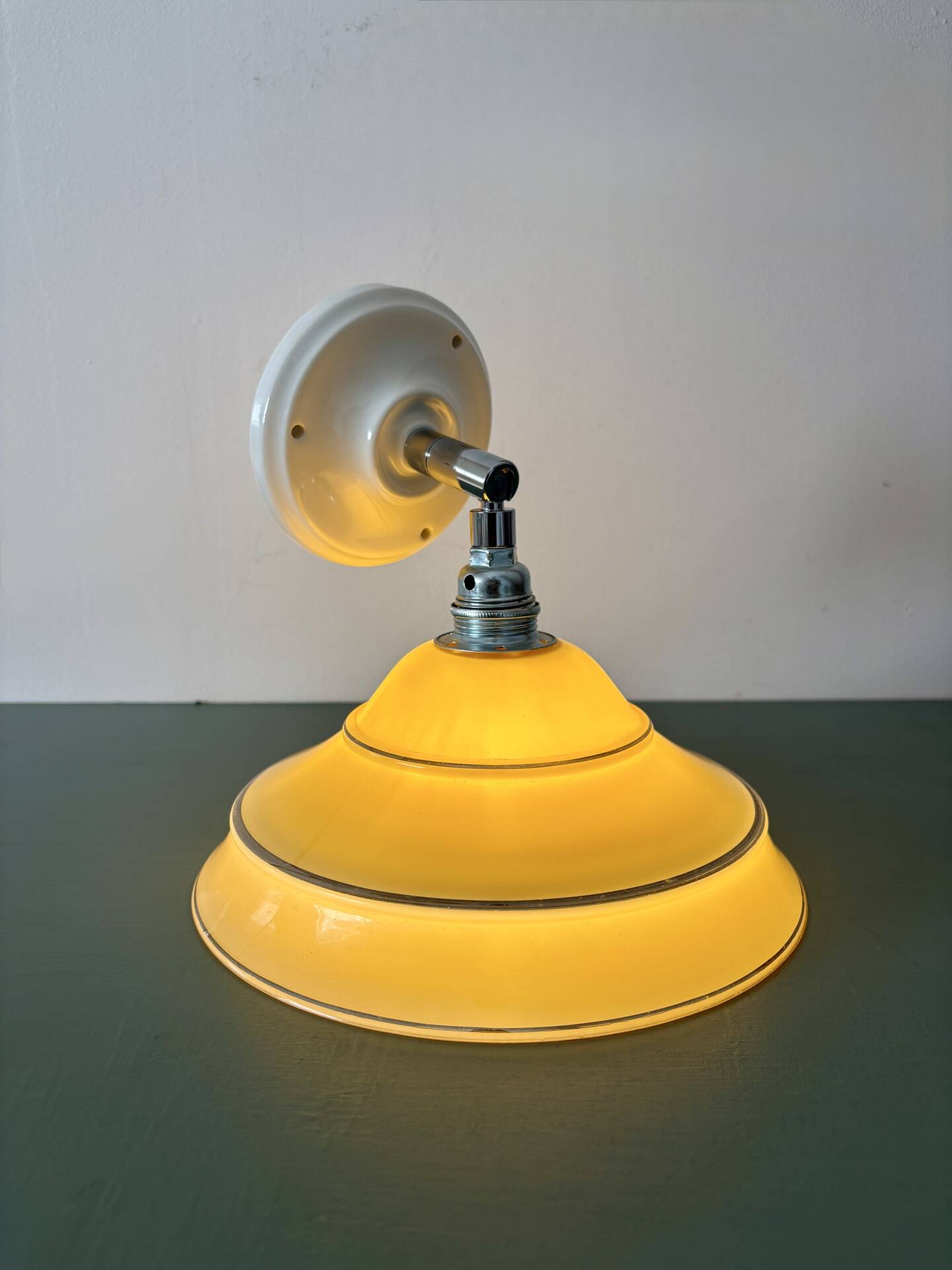 Applique abat-jour vintage en opaline jaune et liserés argent