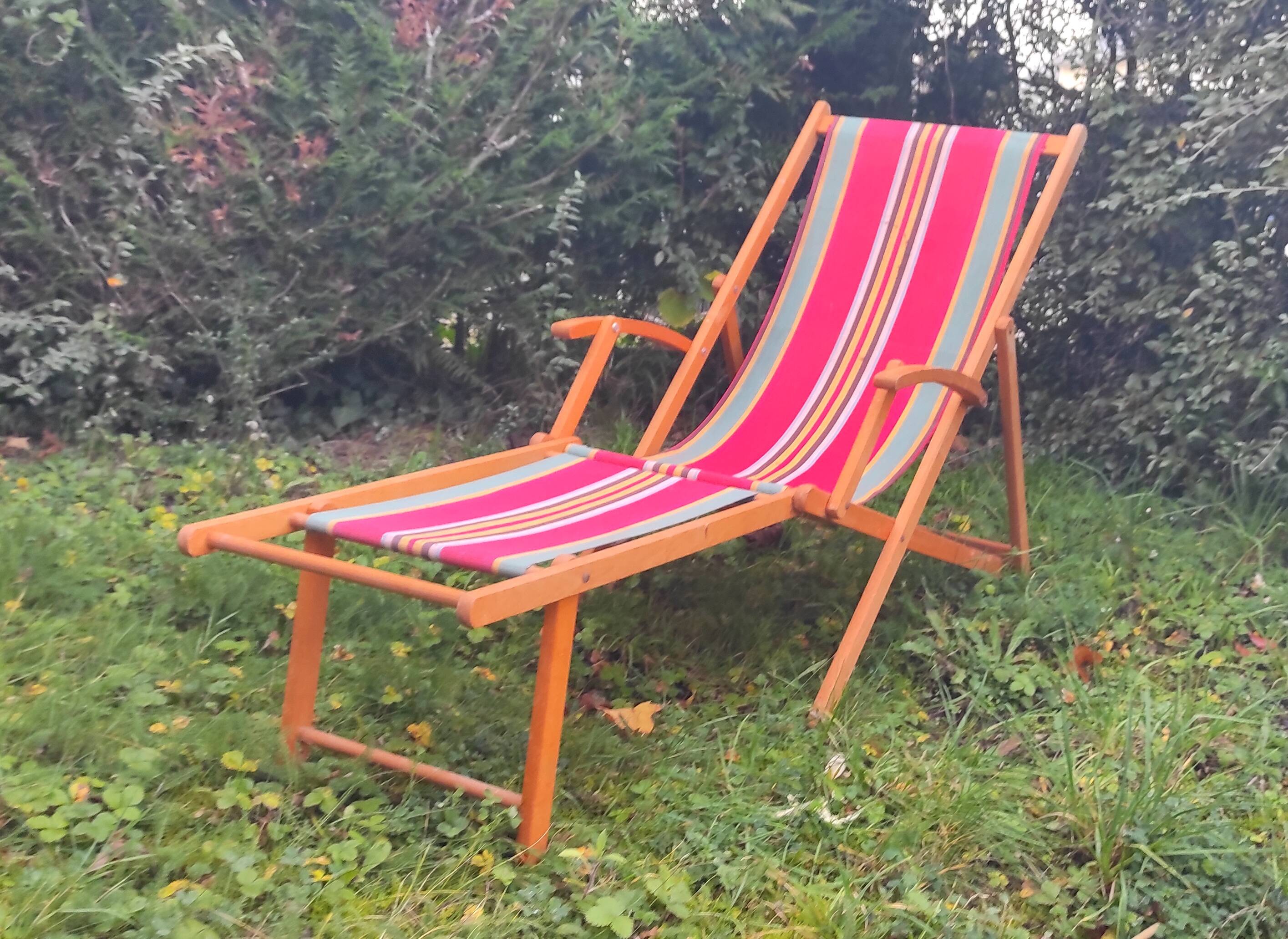 Vintage deck chair in wood and striped fabric - mid-20th century