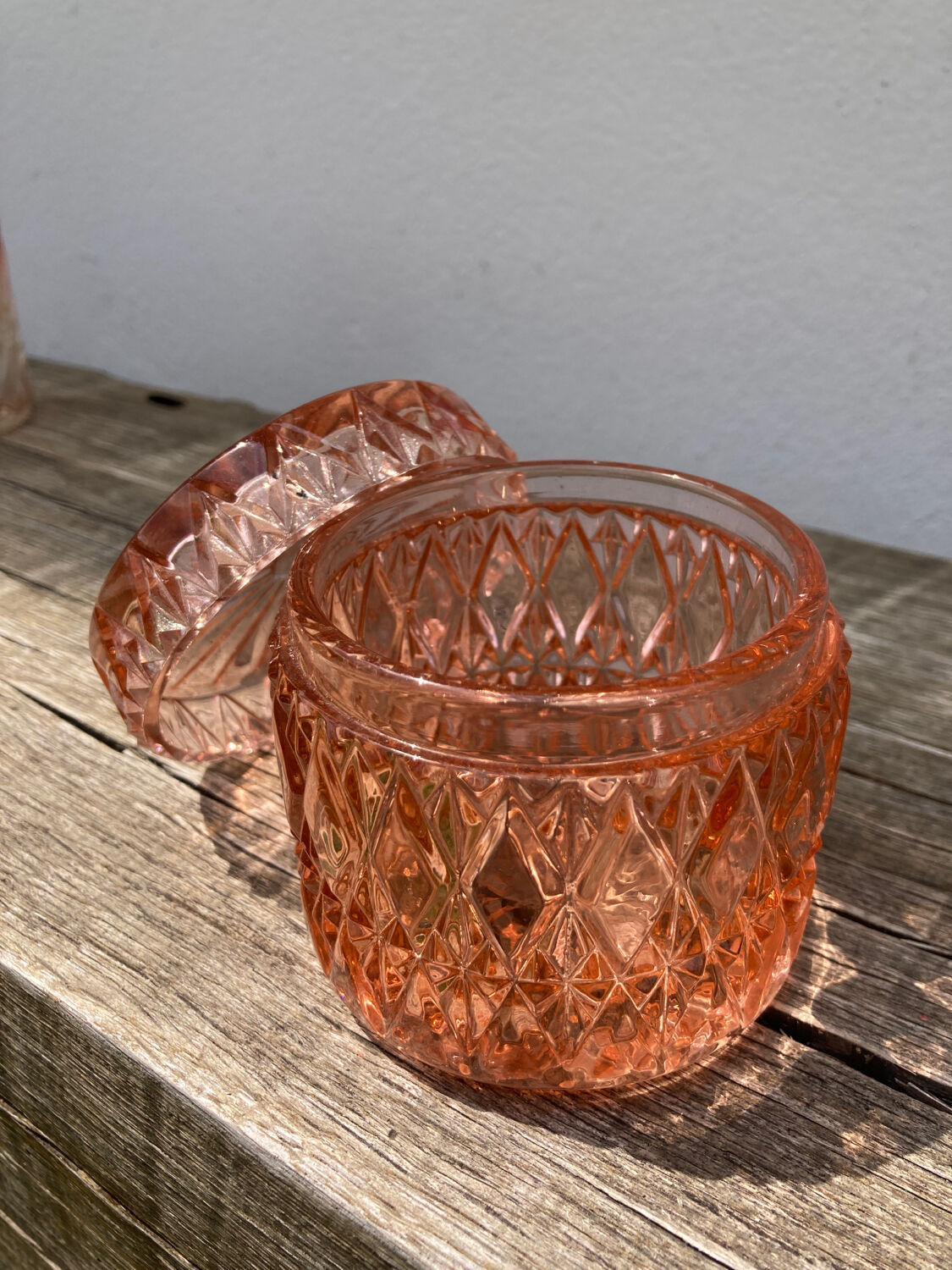 Powder box for Art Deco jewelry in pink crystal
