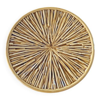 Round plate in slipware