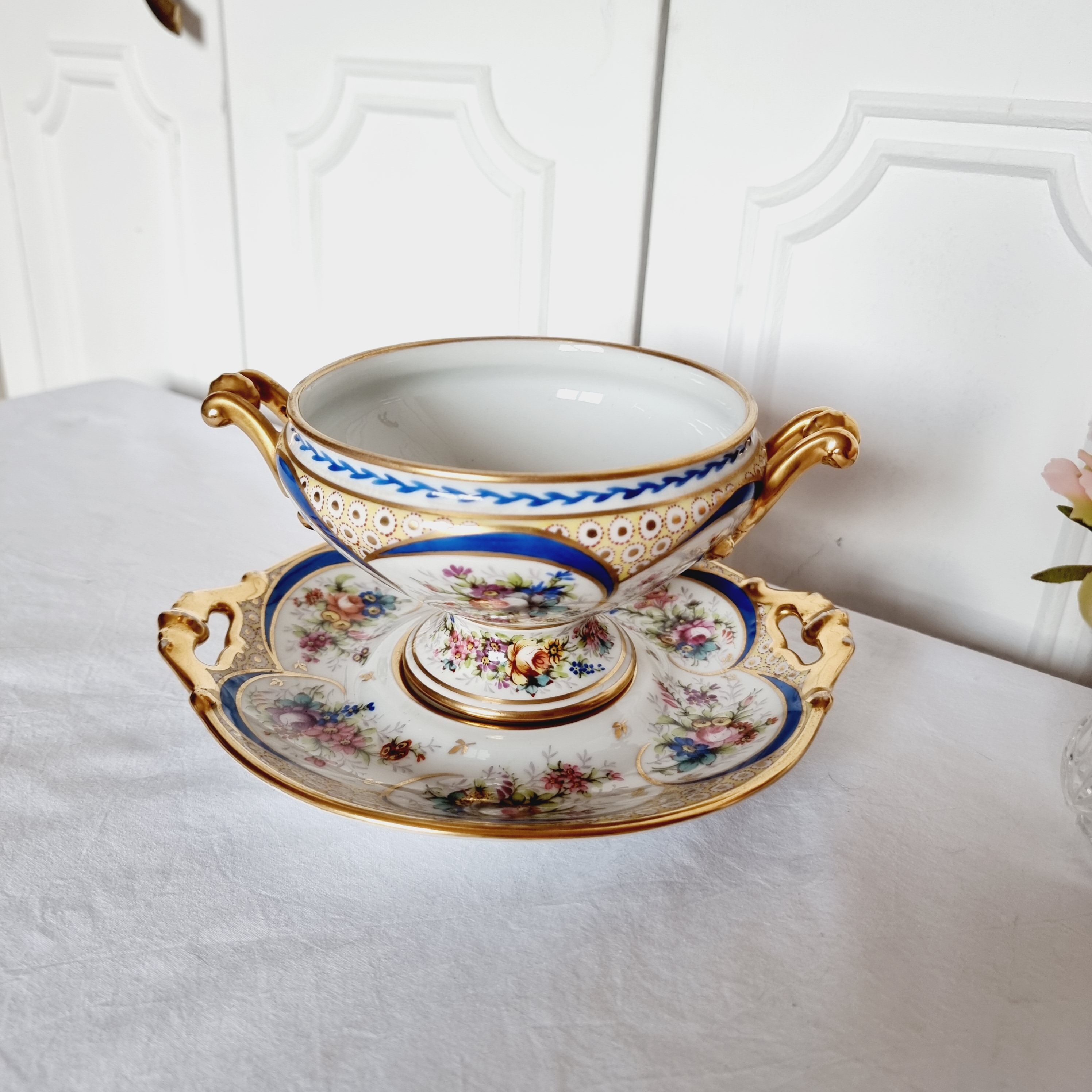 Tasse et soucoupe en porcelaine reproduction de sèvres décorées à la main par m.carpezat pour limoge