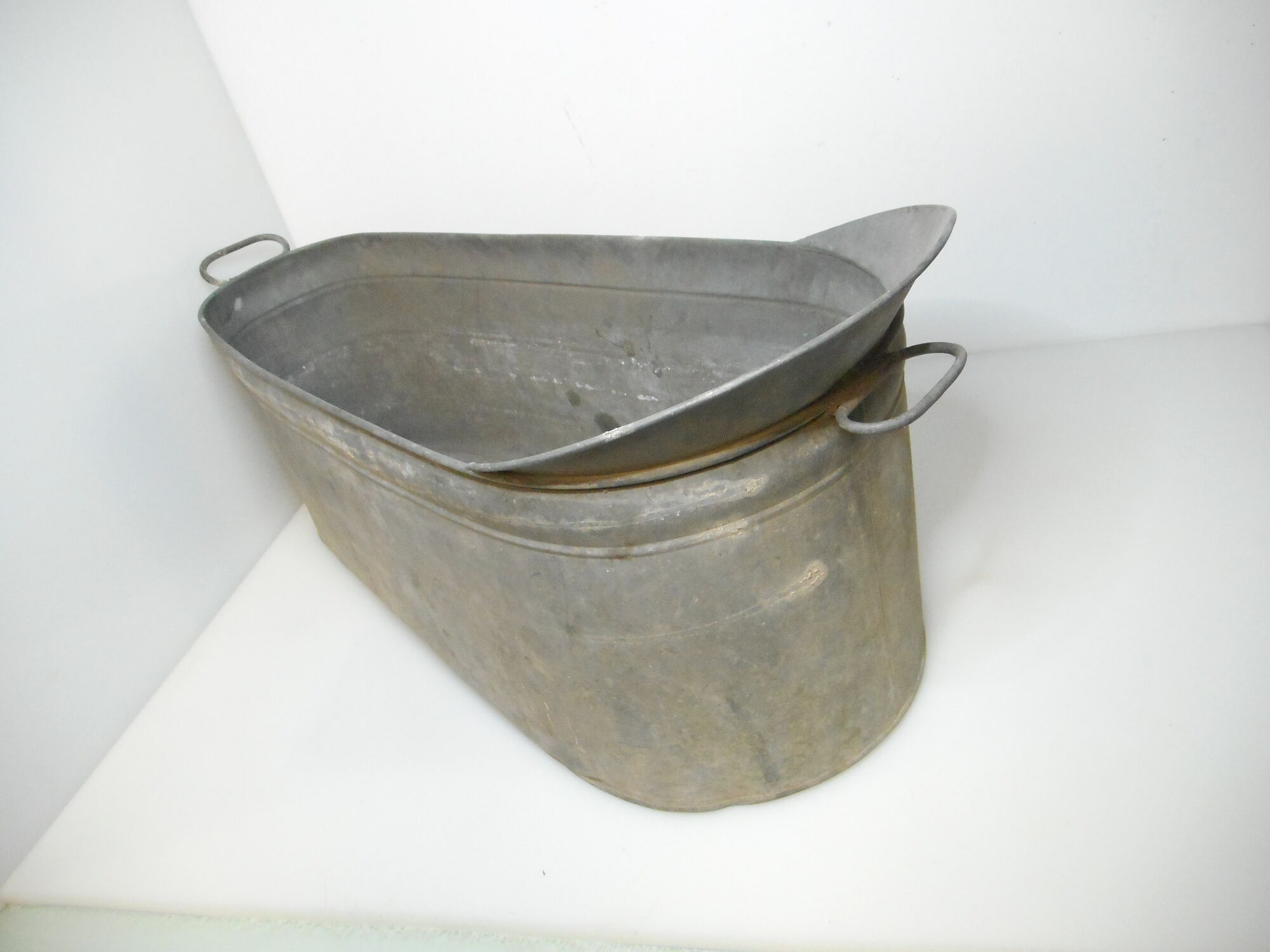 Zinc bathtub