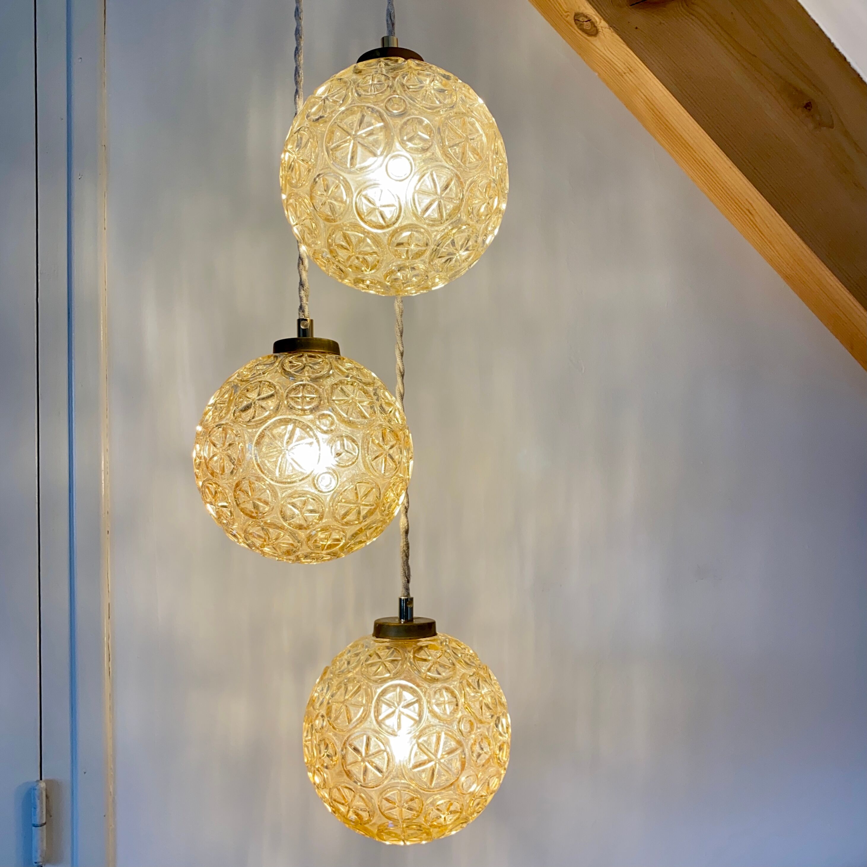 Suspension cascade trois feux globes vintage en verre ambré