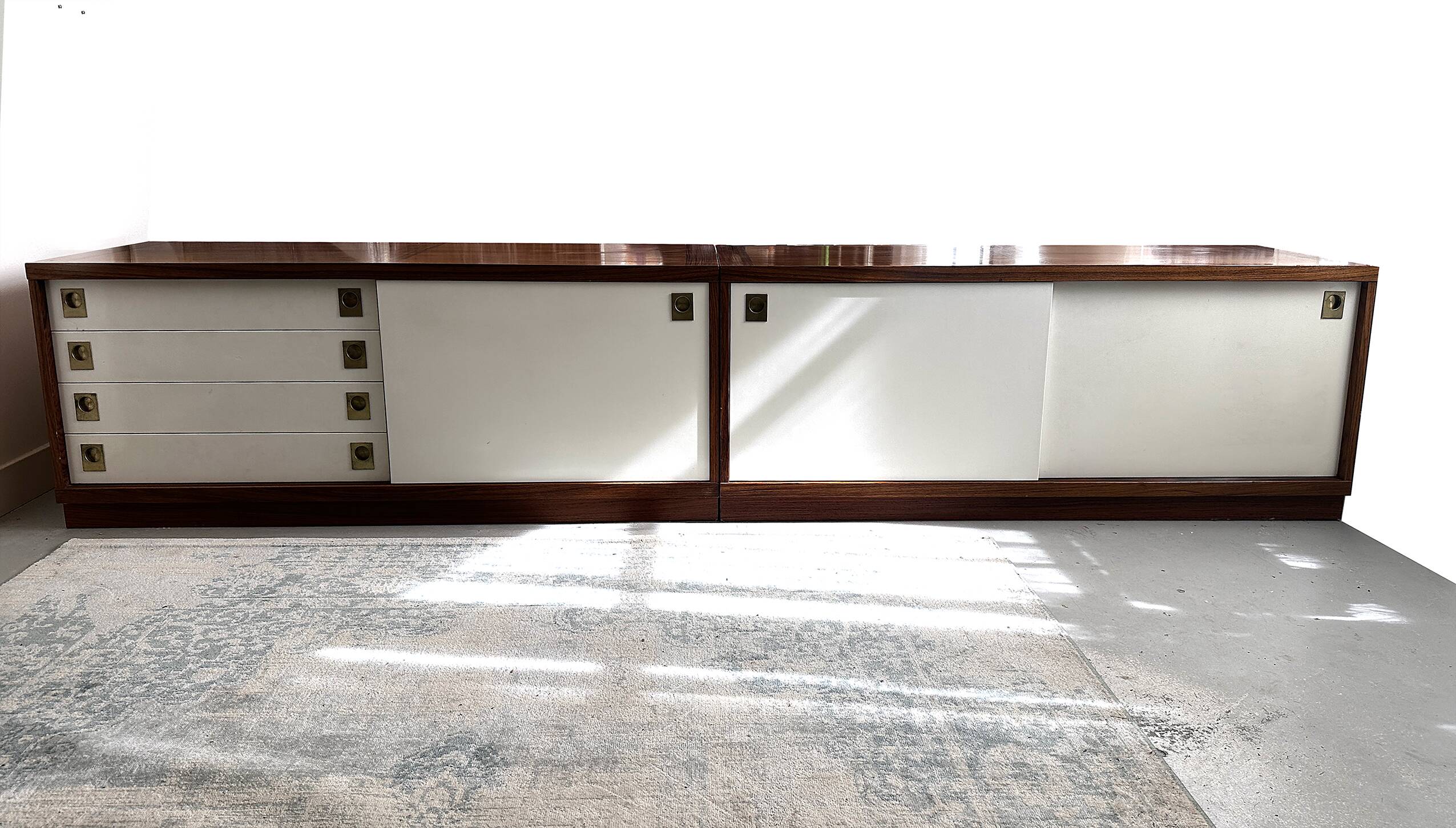 Deux buffets scandinaves (danois) en teck fin avec portes coulissantes