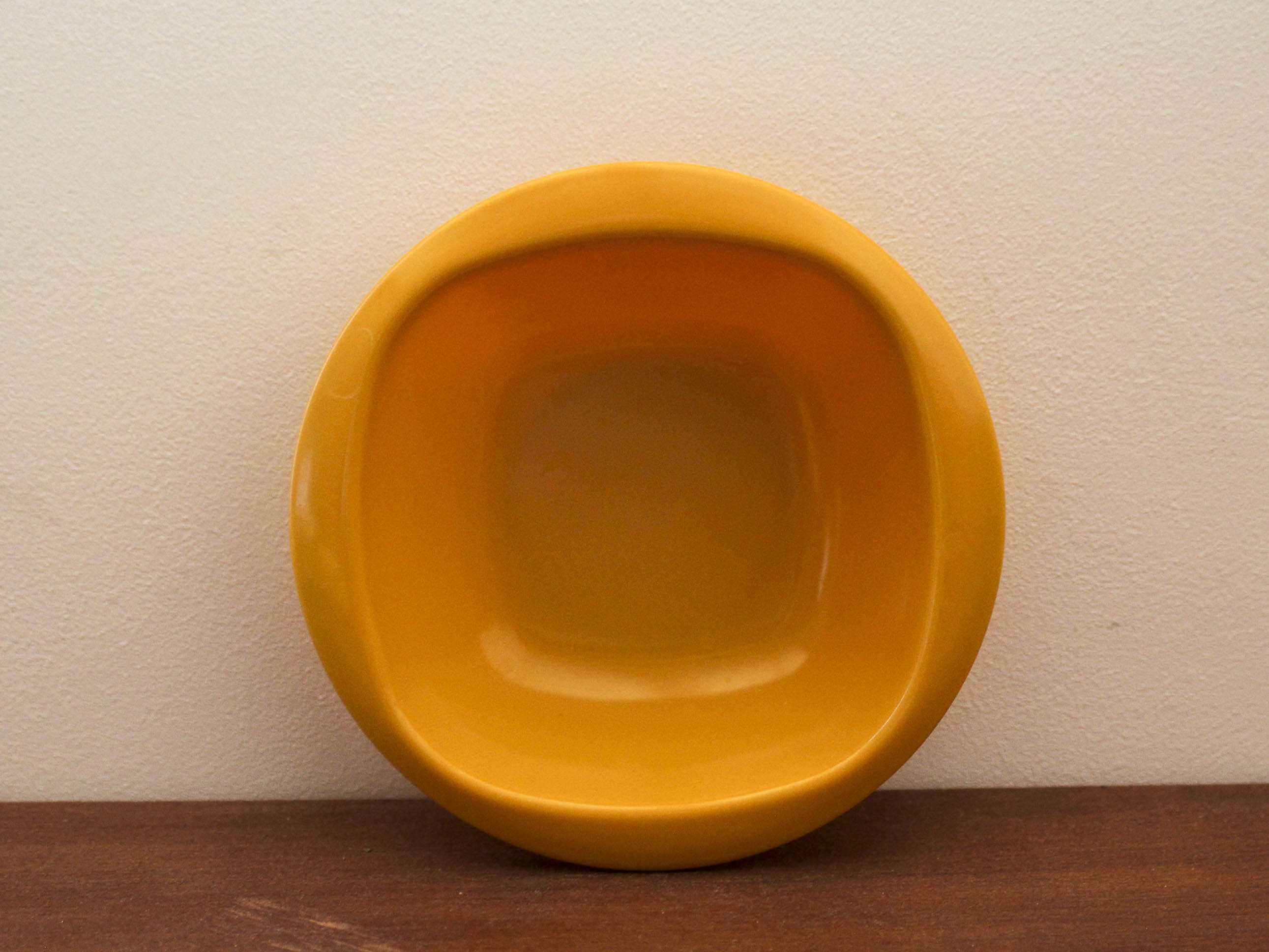 Service of vintage orange plastic plates 70s