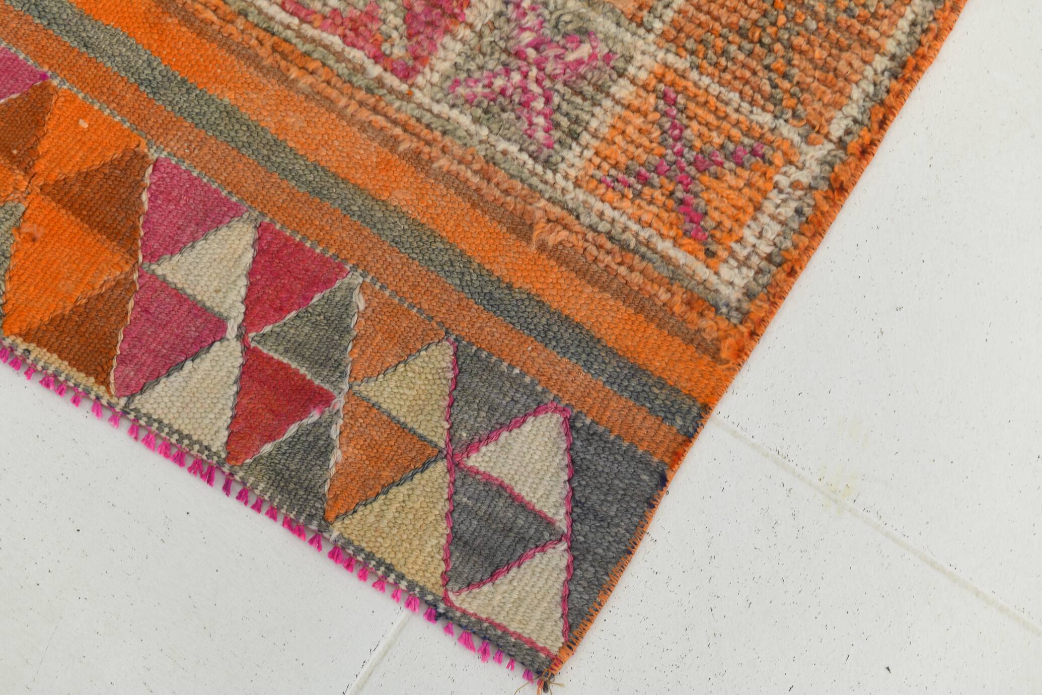 Tapis runner bohème aux motifs naïfs, palette douce et vibrante, 86x309Cm