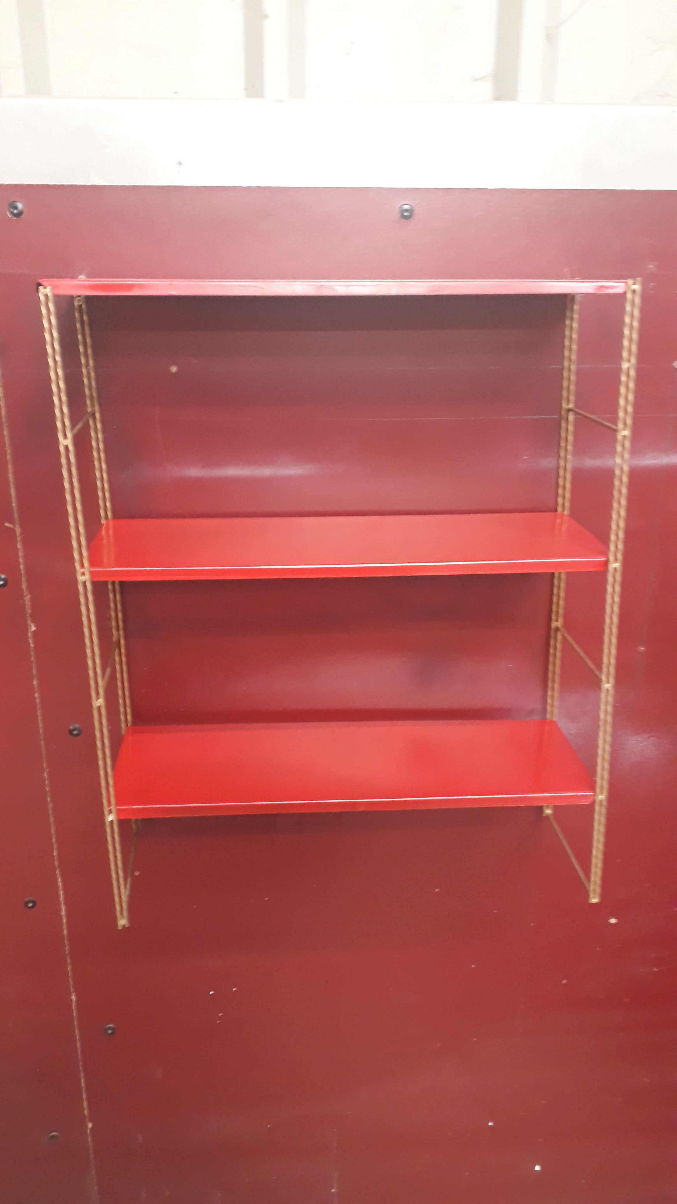 Tomado metal shelf