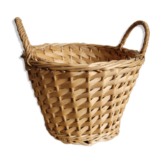Wicker basket with wrists