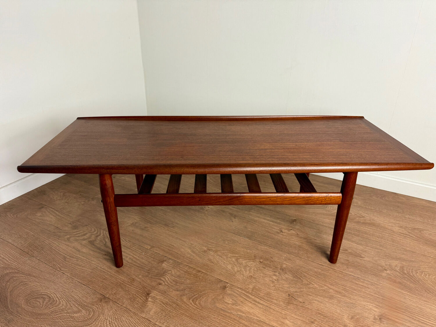 Table basse scandinave attribuée à Grete Jalk – Années 60