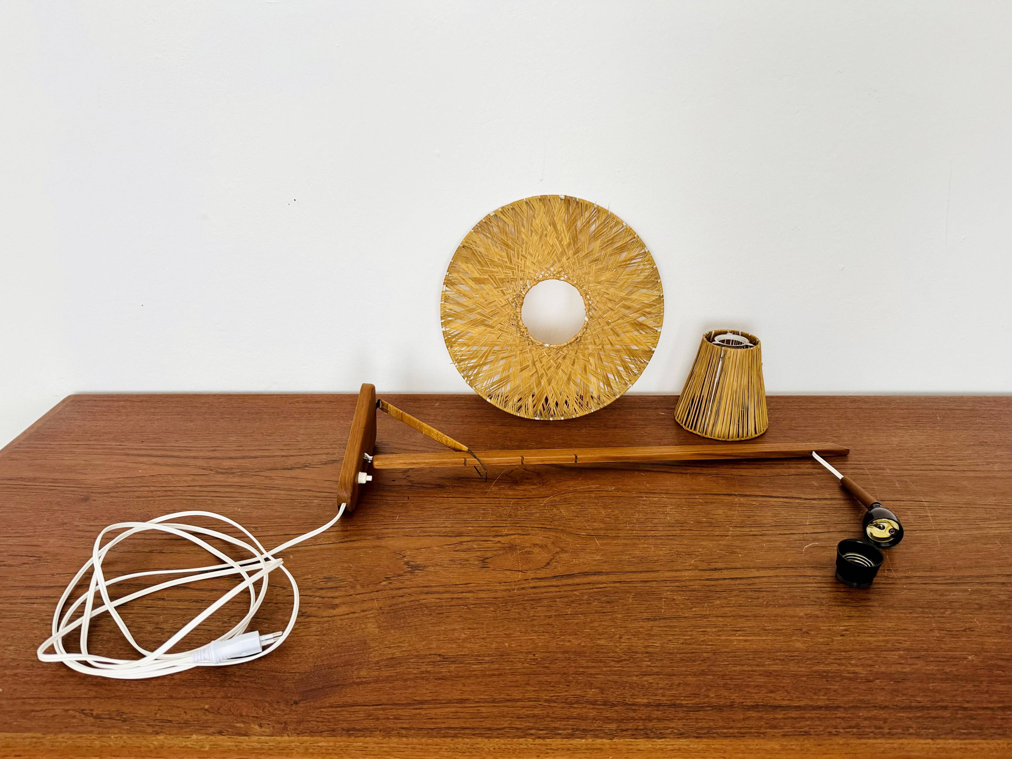 Lampe murale en teck et raffia ajustable
