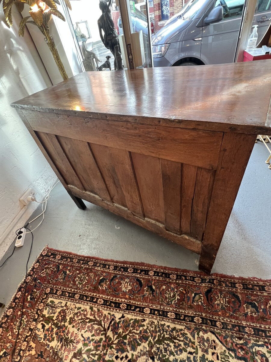 Important Parisian chest of drawers in walnut dating from the 18th century, opening with 5 drawers.