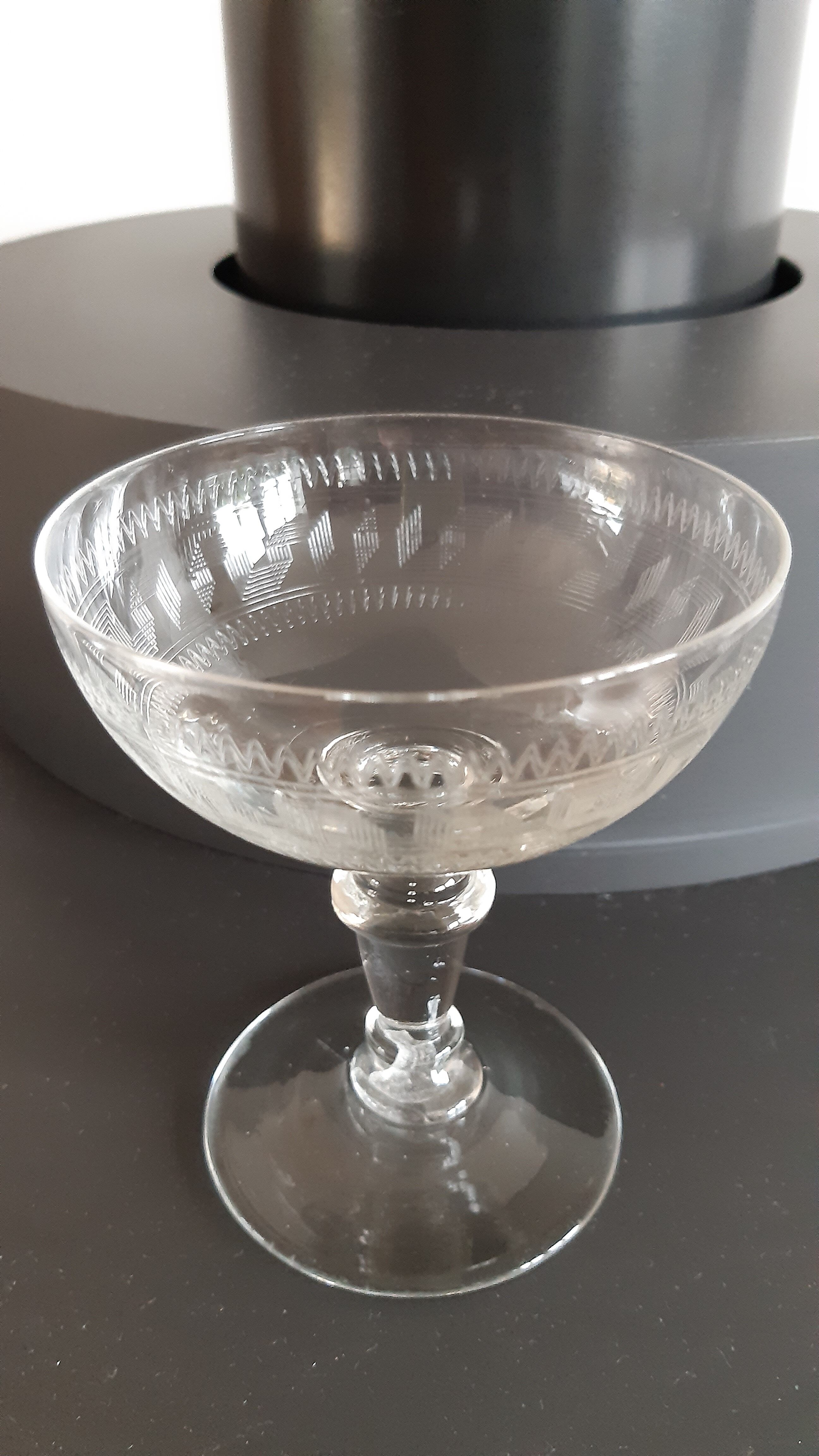 Set of 10 champagne glasses in crystal engraved late nineteenth