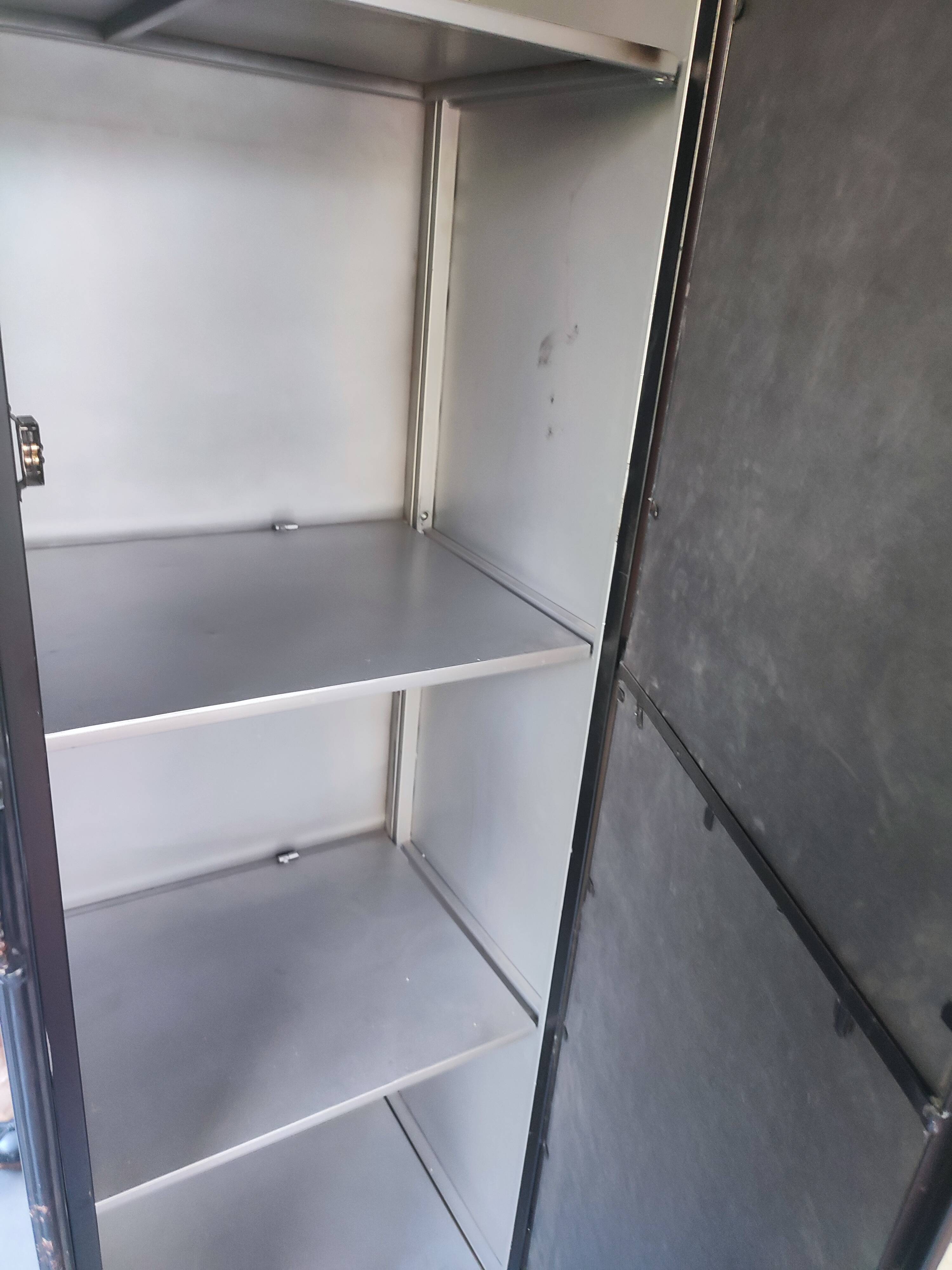 Armoire industrielle en métal et miroir