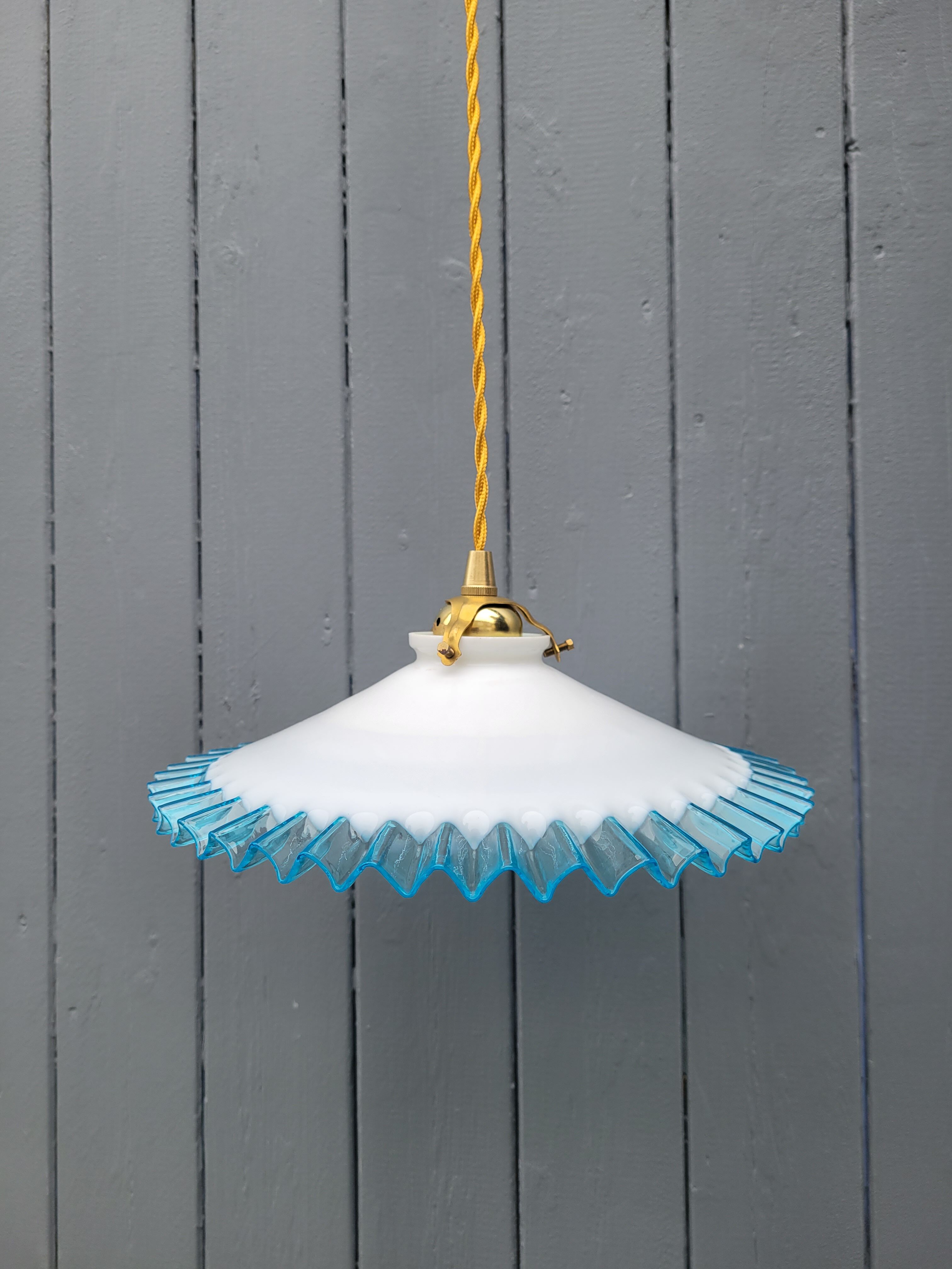 Serrated opaline suspension