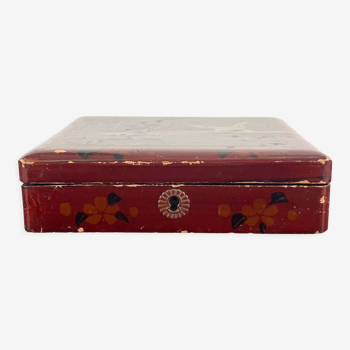 Japanese lacquered box decorated with birds and foliage, signed - late 19th century