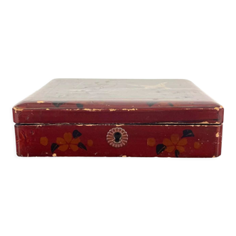 Japanese lacquered box decorated with birds and foliage, signed - late 19th century