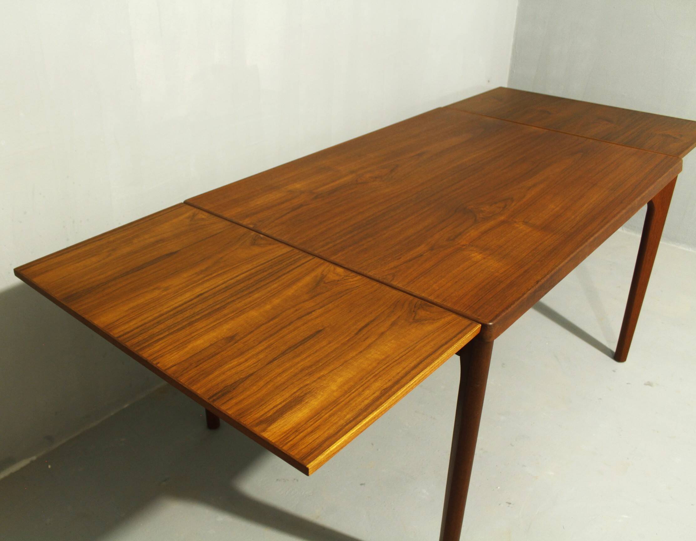 Table à manger en teck par Henning Kjaernulf, Danemark, années 1960.