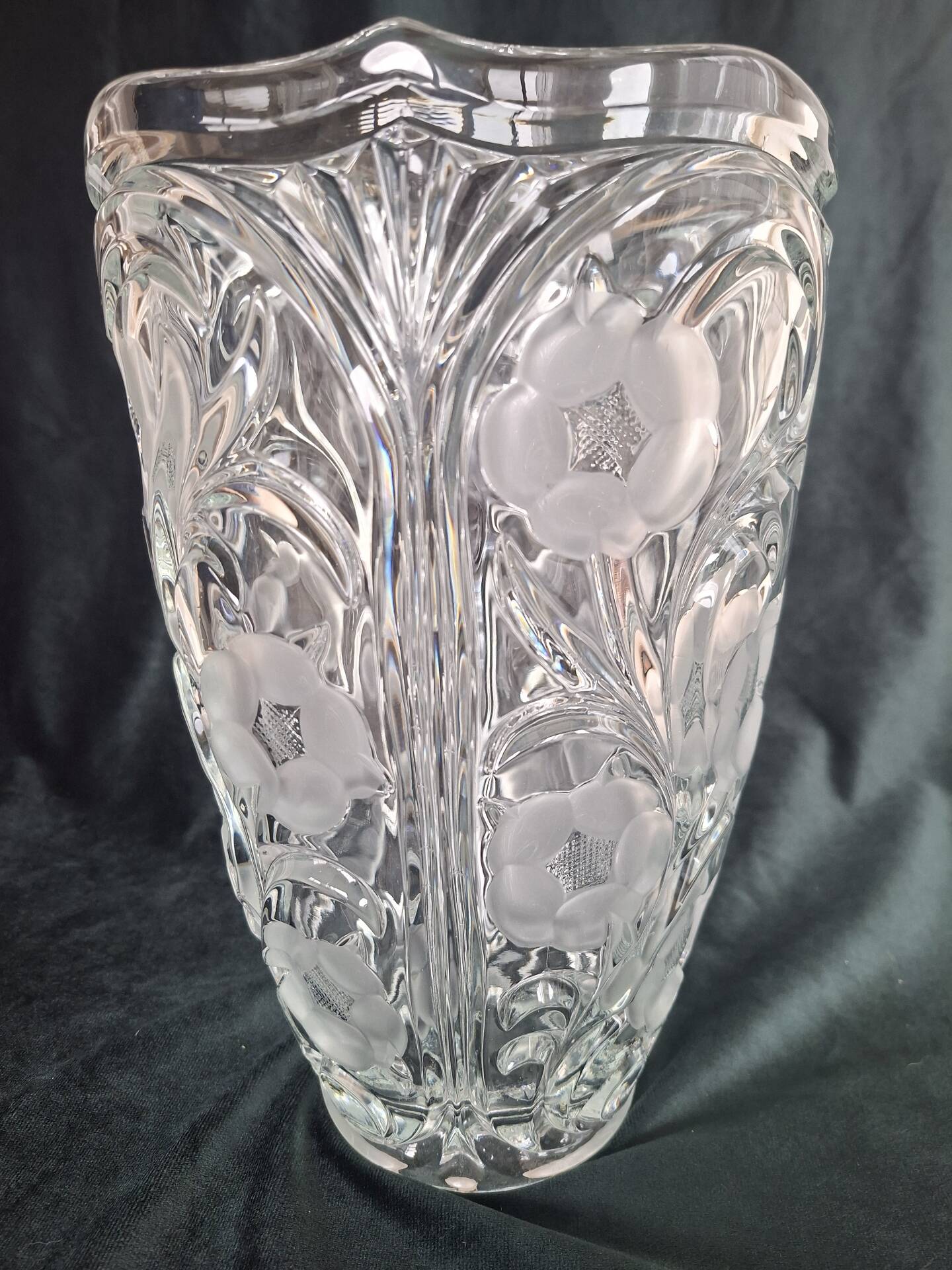 Grand vase en cristal taillé décor floral