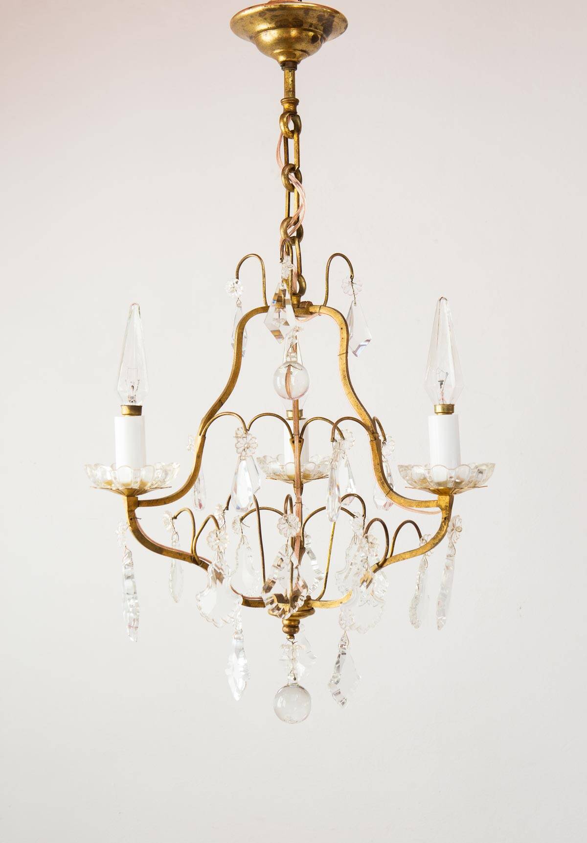 Lustre français en laiton doré 3 bras avec pampilles cristal
