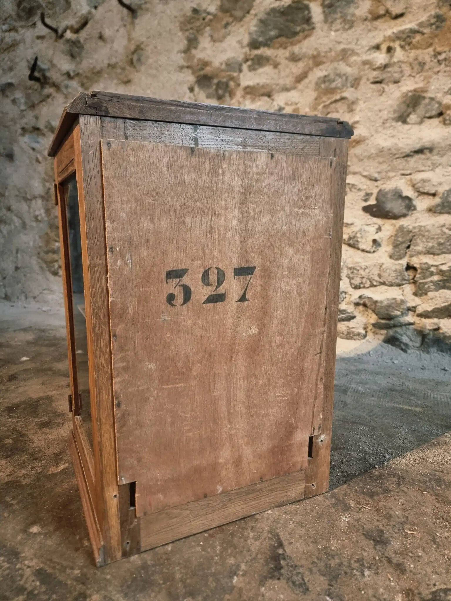Small antique display cabinet in French oak | 1920s display cabinet with mirrored back