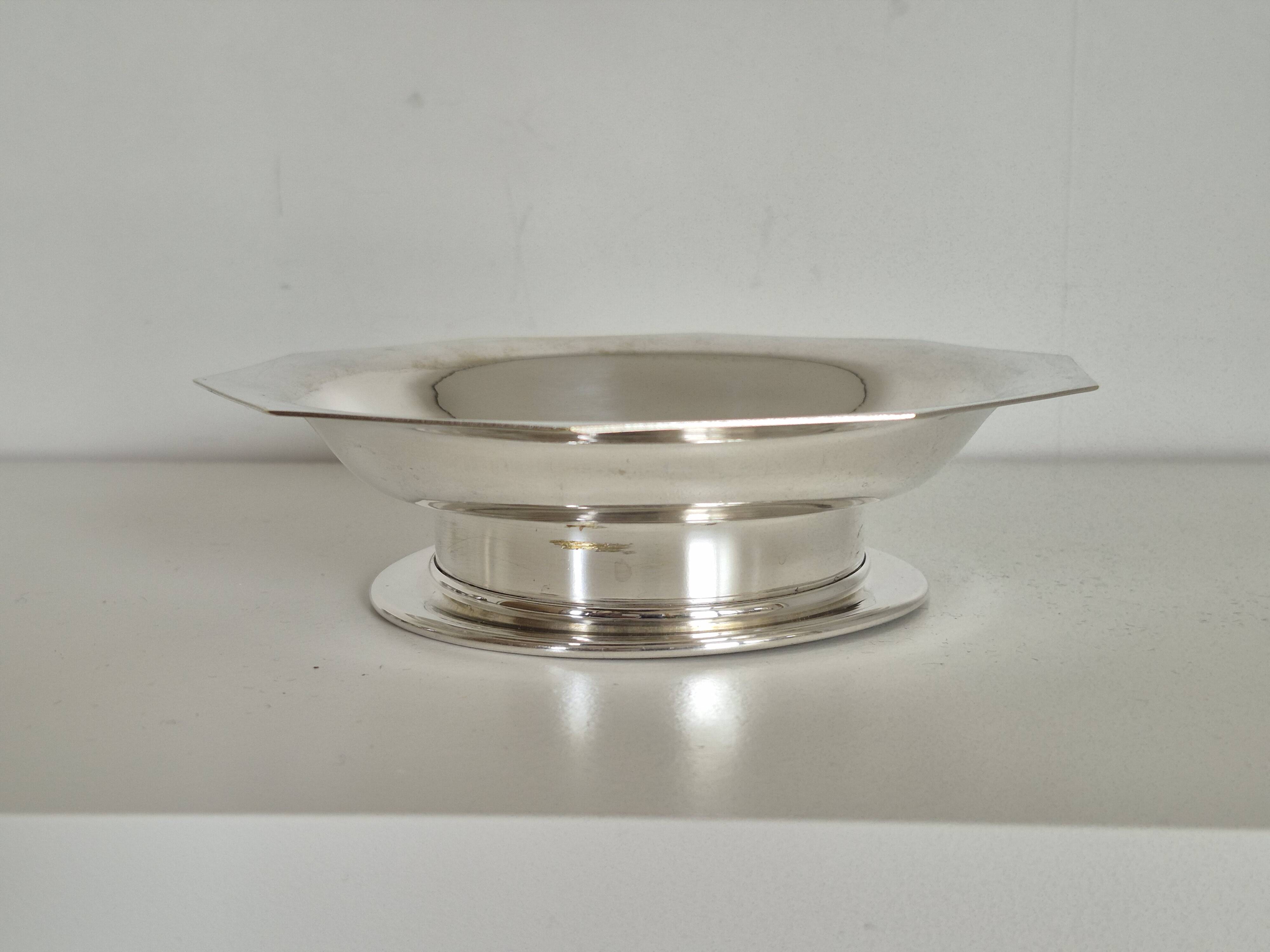 Antique butter dish in the Coquillor style, made of silver-plated metal.