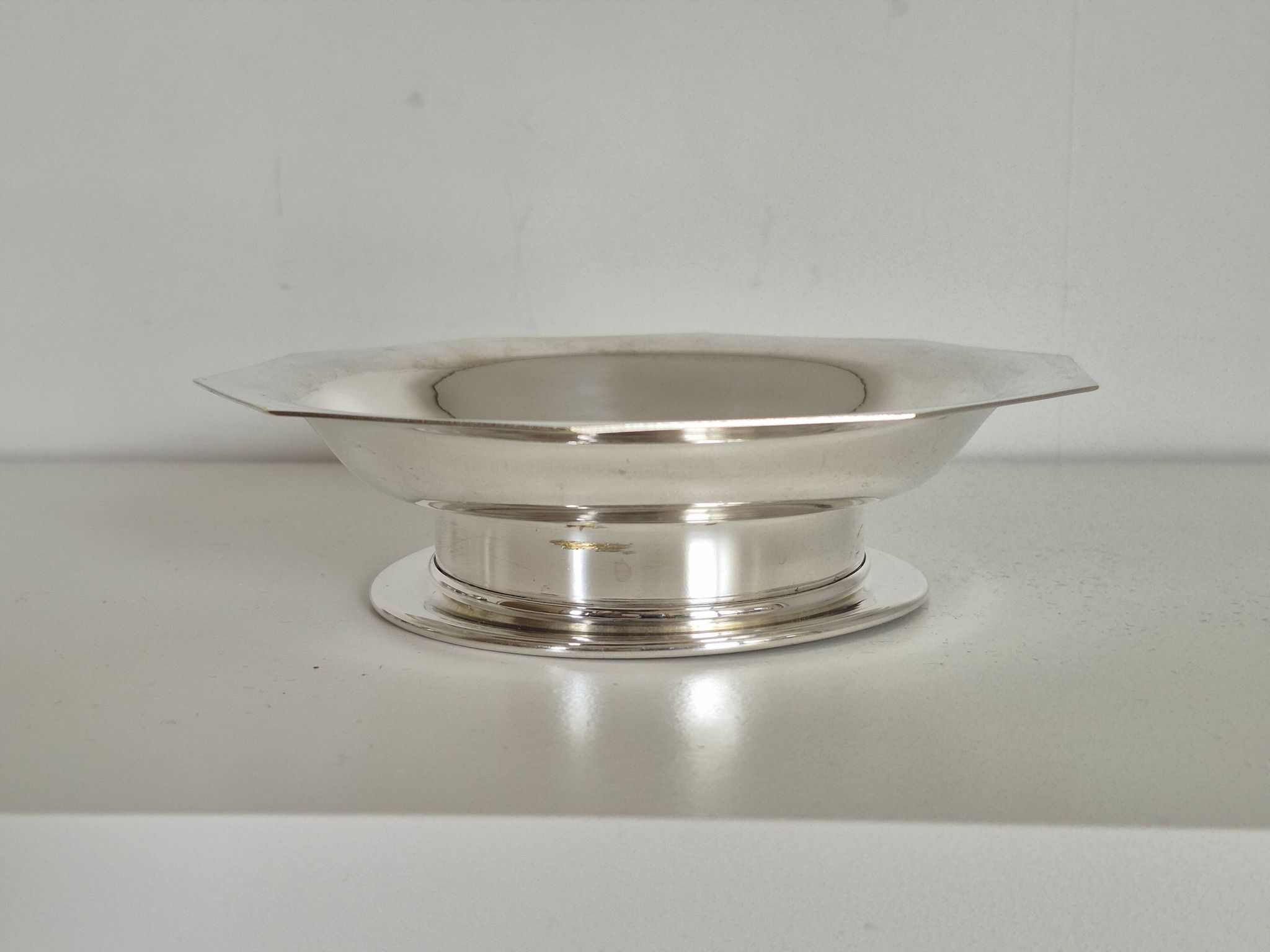 Antique butter dish in the Coquillor style, made of silver-plated metal.