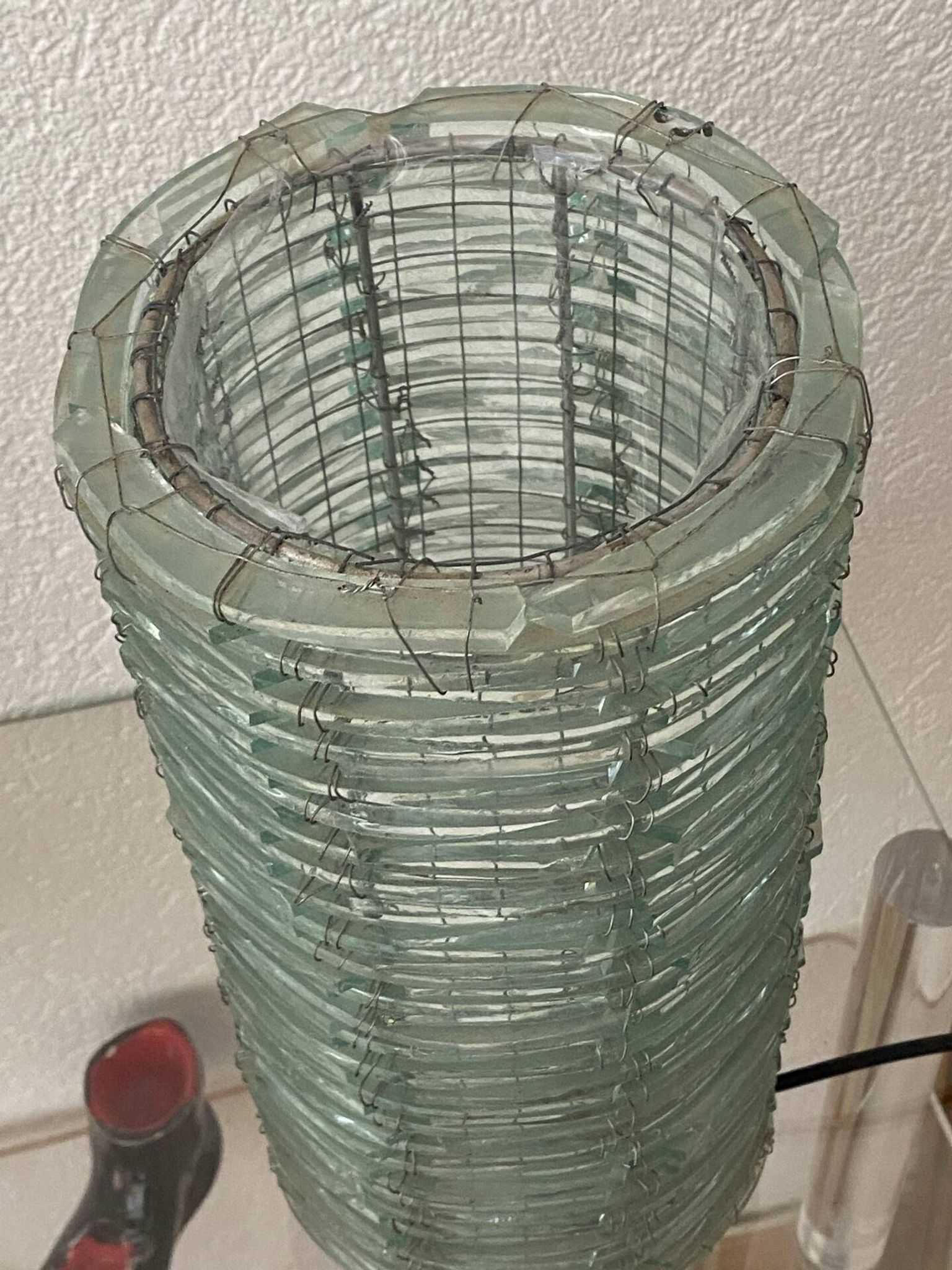 Lampe en verre de couleur bleutée et fil de fer