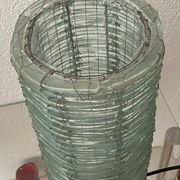 Lampe en verre de couleur bleutée et fil de fer