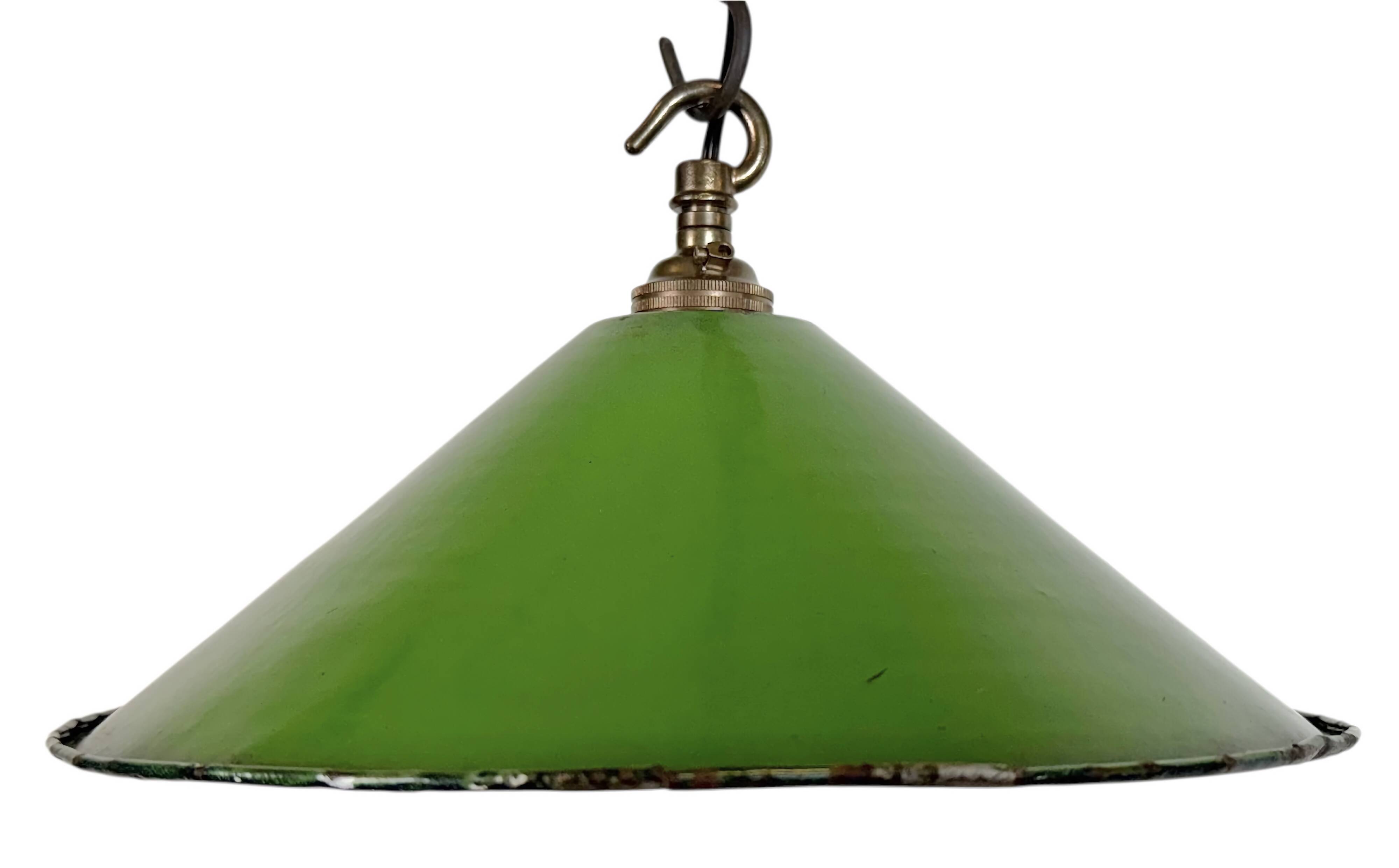 Suspension industrielle britannique en émail vert, années 1950