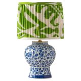 Lampe de table en céramique bleu et blanc de Delft peinte à la main avec abat-jour en soie Ikat
