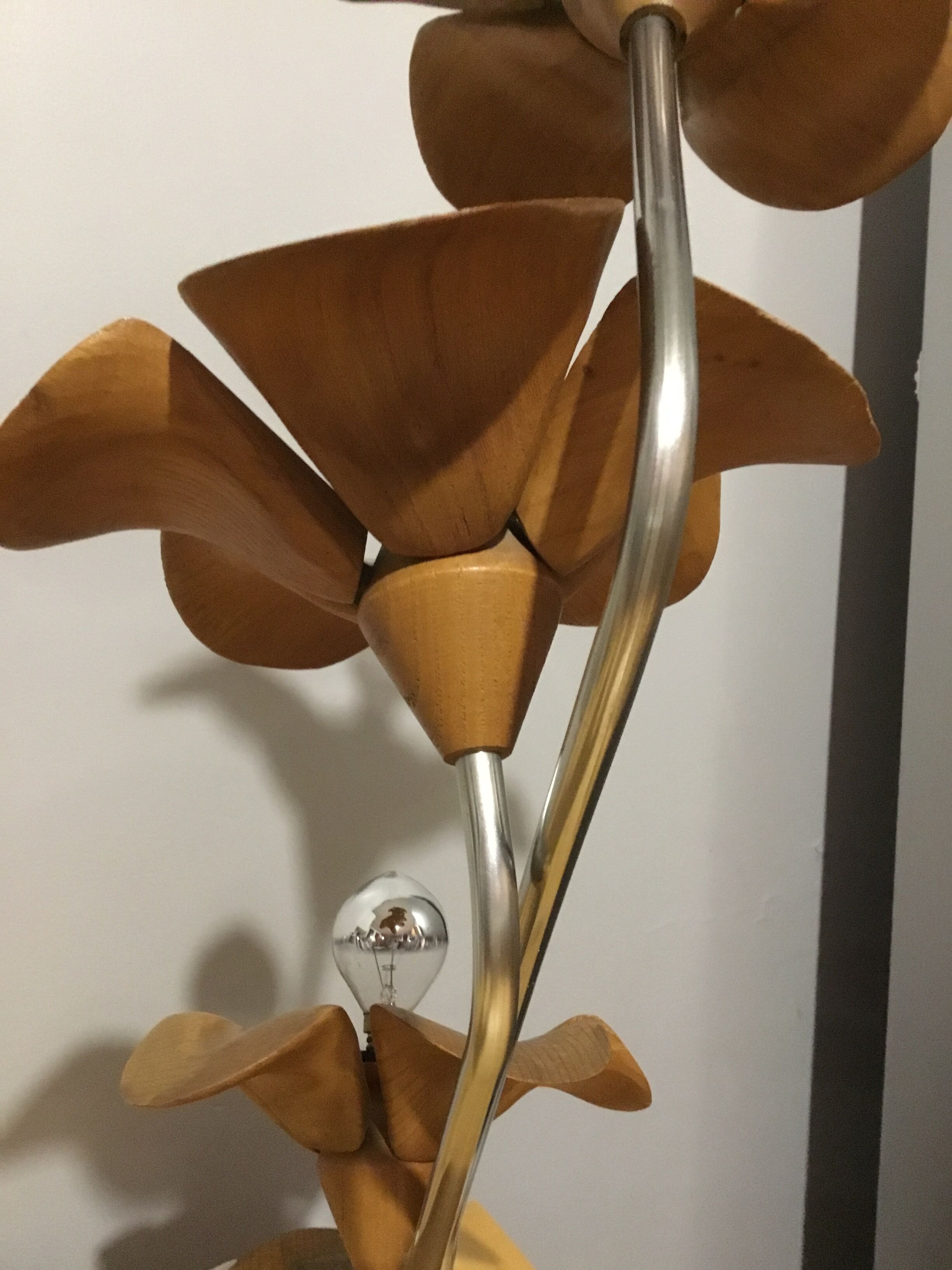 Wooden flower lamp