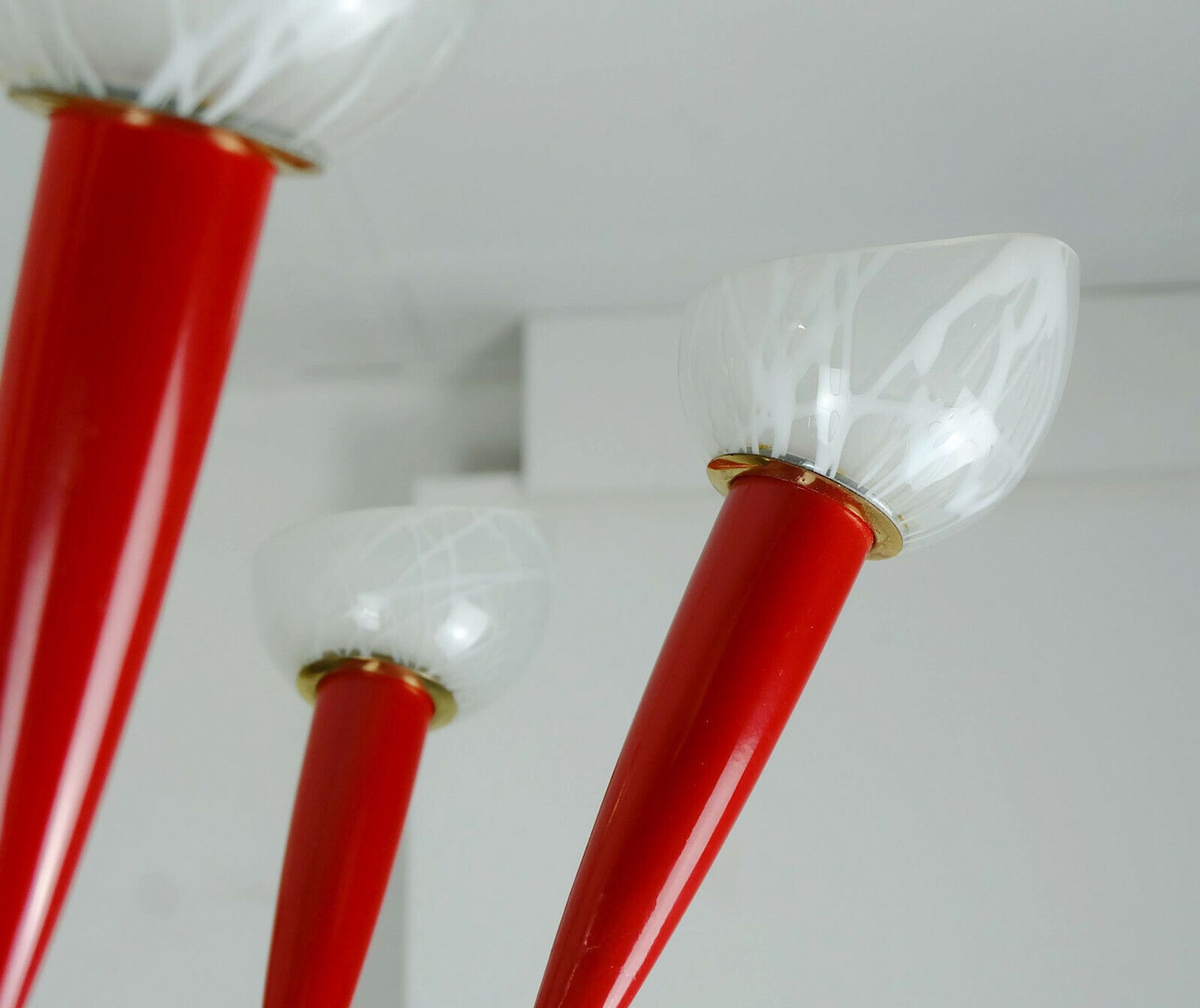 Lustre des années 1950 en laiton et plastique rouge, 7 abat-jours en verre