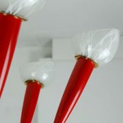 Lustre des années 1950 en laiton et plastique rouge, 7 abat-jours en verre