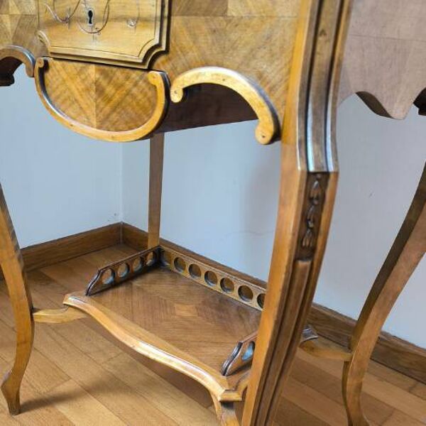 Table travailleuse (Couture) de style Louis XV